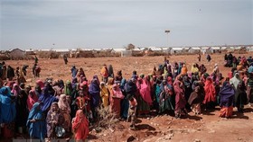 Người dân xếp hàng chờ nhận lương thực cứu trợ tại trại tị nạn ở Baidoa, Somalia. Ảnh: AFP/TTXVN