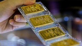 VN-Index giảm 29,74 điểm, vàng SJC giảm 700.000 đồng/lượng