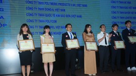 Đại diện Công ty Nestlé Việt Nam (ngoài cùng từ trái qua) nhận giải thưởng