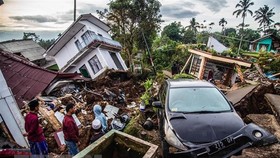 Cảnh đổ nát sau trận động đất tại Cianjur, Indonesia, ngày 22-11-2022. Ảnh: AFP/TTXVN