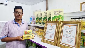 Chỉ trong 5 năm, “phù thủy khóm” Nguyễn Hoàng Chương đã tạo ra 9 sản phẩm OCOP 3-4 sao, trong đó 7 sản phẩm từ trái khóm. Ảnh: NGỌC OAI