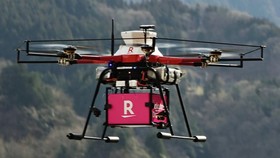 Máy bay không người lái làm nhiệm vụ giao hàng của Rakuten. Ảnh: Nikkei Asia