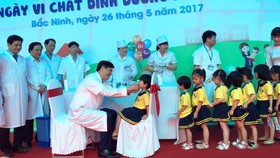 Thứ trưởng Nguyễn Thanh Long cho trẻ uống Vitamin A phòng ngừa thiếu vi chất dinh dưỡng