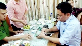 Nhà báo Lê Duy Phong bị bắt quả tang khi nhận tiền của doanh nghiệp