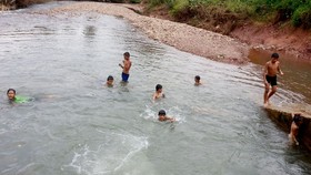 Trẻ nhỏ bơi lội ở những nơi không an toàn làm gia tăng nguy cơ đuối nước