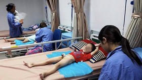 Nhiều trẻ ở Khoái Châu bị sùi mào gà đang được điều trị tại Bệnh viện Da liễu trung ương