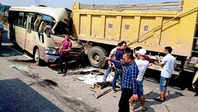 Hiện trường vụ tai nạn giữa xe khách và xe tải trên Quốc lộ 18 đoạn qua địa phận Hà Nội