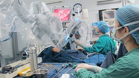 Các bác sĩ BV Nhi Trung ương sử dụng Robot để phẫu thuật cho bệnh nhi mắc bệnh hiếm gặp