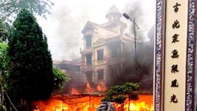 Hỏa hoạn thiêu rụi 9 gian hàng kinh doanh tại Đền Mẫu Đồng Đăng