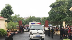 Đúng 7h30, xe đặc chủng dẫn giải 7 bị cáo  đang bị tạm giam tới tòa, trong đó có ông Phan Văn Vĩnh và Nguyễn Thanh Hóa