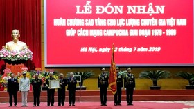Chuyên gia Việt Nam giúp Cách mạng Campuchia nhận Huân chương Sao Vàng