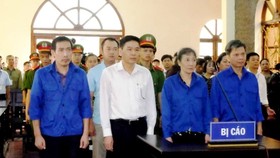 8 bị cáo tại phiên tòa xét xử vụ án gian lận điểm thi THPT ở Sơn La