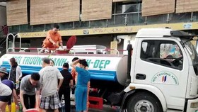 Nước sông Đà được cấp trở lại nhưng sáng nay xe téc chở nước vẫn tới một số khu dân cư ở Hà Nội để cung cấp nước sạch cho người dân