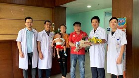 Bác sĩ Việt Nam cứu sống bệnh nhi người Lào có u nang lớn ở phổi