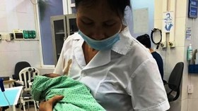Sức sống mãnh liệt của bé trai sơ sinh bị bỏ rơi suốt 3 ngày dưới trời nóng 40°C