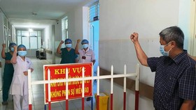 Thứ trưởng Bộ Y tế Nguyễn Trường Sơn thể hiện quyết chiến thắng Covid-19. Ảnh: Dũng Tuấn/Bộ Y tế