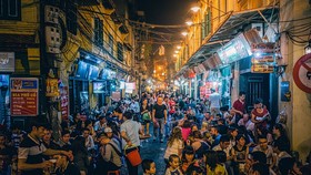 Yêu cầu các bar đông người ở khu phố cổ Tạ Hiện dừng hoạt động để phòng chống dịch Covid-19