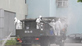 Lực lượng chức năng phun hóa chất khử trùng, tiêu độc Bệnh viện K cơ sở Tân Triều