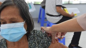 Bộ Y tế hỗ trợ tối đa để TPHCM tăng tốc tiêm chủng vaccine Covid-19 cho người dân