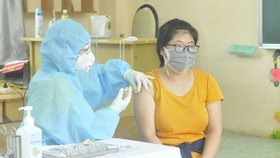 Tiêm vaccine tại huyện Bình Chánh (TPHCM). Ảnh: CAO THĂNG
