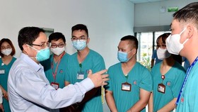 Thủ tướng kiểm tra bệnh viện dã chiến hiện đại điều trị Covid-19 và thị sát “điểm nóng” ở Hà Nội
