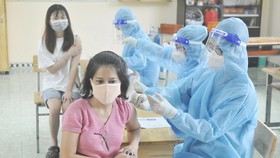 Tiêm vaccine phòng Covid-19 cho người dân huyện Bình Chánh, TPHCM, sáng 6-10-2021. Ảnh: CAO THĂNG