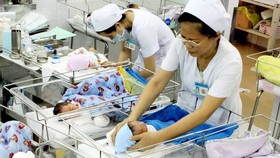 Người dân TPHCM và các tỉnh mức sinh thấp có thể được thưởng tiền nếu sinh đủ 2 con