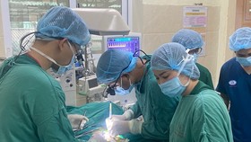 Trẻ sơ sinh nặng 870g được phẫu thuật thành công sửa lỗi ống động mạch