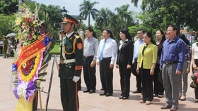 Phó Chủ tịch nước Đặng Thị Ngọc Thịnh tri ân các anh hùng liệt sĩ tại Quảng Trị 