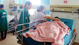 Các y, bác sĩ bệnh viện Đa khoa tỉnh Quảng Trị chăm sóc nạn nhân tai nạn giao thông