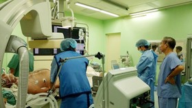 Ê kíp Tin mạch can thiệp của Bệnh viện Trung ương Huế tiến hành chụp mạch vành và đặt stent cho ông Bernard H.