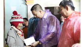 Đồng chí Phạm Đức Hải trao quà hỗ trợ gia đình nạn nhân Lê Văn Quý bị lũ cuốn trôi