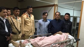 Phó Giám đốc Công an tỉnh Thừa Thiên - Huế Lê Văn Vũ thăm hỏi và động viên Đại úy Nguyễn Văn Cảm 