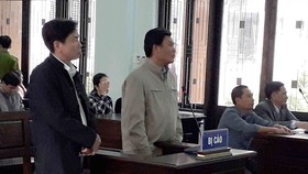 Ông Lê Hữu Lam (bìa trái) tại phiên tòa