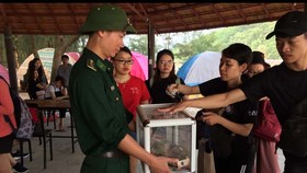 Nhiều bạn trẻ rộng lượng góp tiền lo hậu sự cho nạn nhân Ngô Hà Sinh.