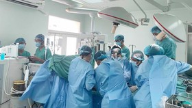 Các bác sĩ Bệnh viện Trung ương Huế chạy đua với thời gian thực hiện cùng lúc 2 ca ghép tạng xuyên Việt