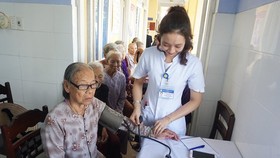 Khám bệnh và cấp phát thuốc miễn phí cho người nghèo xã Vinh Thái