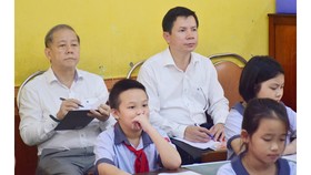 Chủ tịch UBND tỉnh Thừa Thiên – Huế cùng học môn Đạo đức với học sinh tiểu học