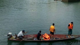 Nỗ lực tìm kiếm 3 người mất tích do chìm ghe tại Thừa Thiên - Huế