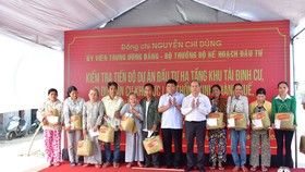 Bộ Trưởng Bộ KH-ĐT tặng quà 110 hộ dân nhường nhà cửa cho Kinh thành Huế