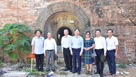 Phó Chủ tịch Quốc hội Phùng Quốc Hiển thị sát kiến trúc cửa vòm ở Đông Thành Thủy Quan vừa phát lộ tại khu vực Thượng Thành- khu vực 1 di tích Kinh thành Huế