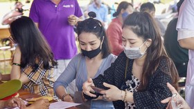 Người dân kê khai y tế khi đến Huế