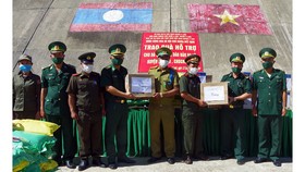 Trao quà hỗ trợ lực lượng vũ trang và nhân dân nước bạn Lào
