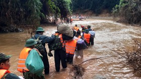 Các lực lượng tìm kiếm cứu nạn vượt qua suối Ốc để tiếp cận ca nô theo sông Bồ từ thủy điện Rào Trăng 3 về đồng bằng.