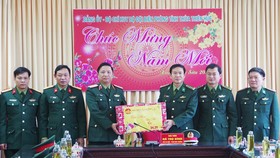 Bộ Tư lệnh Quân khu 4 tặng quà cán bộ, chiến sĩ biên phòng tại Huế