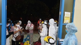 Ngành chức năng tỉnh Quảng Trị tổ chức cách ly tập trung các công dân Thừa Thiên - Huế từ TP HCM về ga Đông Hà trong đêm 7-7. ​