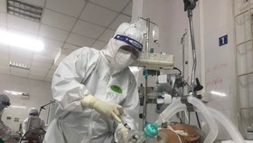 Bác sĩ Bệnh viện Trung ương Huế điều trị cho một bệnh nhân mắc Covid-19 nặng tại Bắc Giang