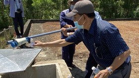 Trung tâm Kiểm soát bệnh tật tỉnh Thừa Thiên – Huế lấy mẫu nước tại bể chứa nước sạch nhà máy Chân Mây