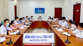 GS.TS Phạm Như Hiệp, Giám đốc Bệnh viện Trung ương Huế chủ trì cuộc họp bàn xây dựng, thiết lập hoạt động Trung tâm hồi sức Covid-19 Trung ương Huế tại TPHCM  ​