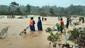 Dùng dây dù vượt lũ sông A Sáp cứu hộ 5 người dân bị cô lập  ​